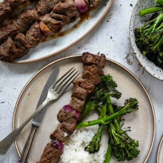Rindfleischspieße asiatische Art Rezept serviert mit Reis und Brokkolini (Bimi)
