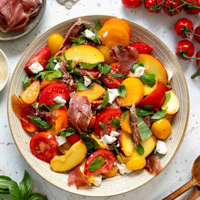 Tomaten Pfirsich Salat mit Parmaschinken