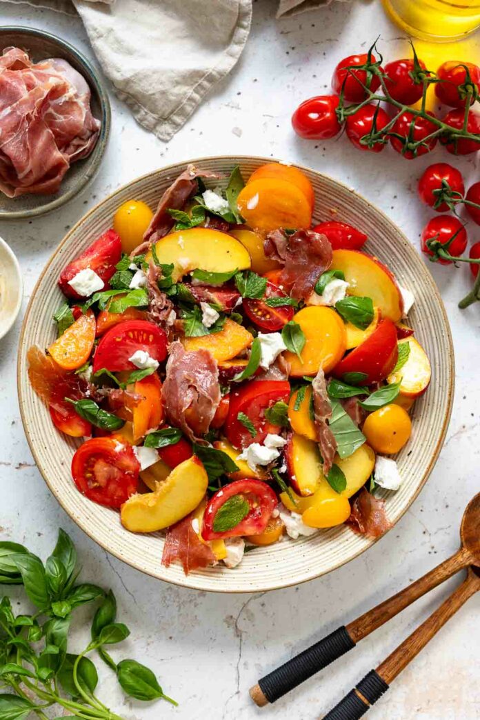 Tomaten Pfirsich Salat mit Parmaschinken - Sommersalat Rezept