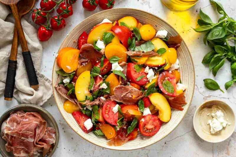 Tomaten-Pfirsich-Salat mit Parmaschinken - Sommersalat Rezept