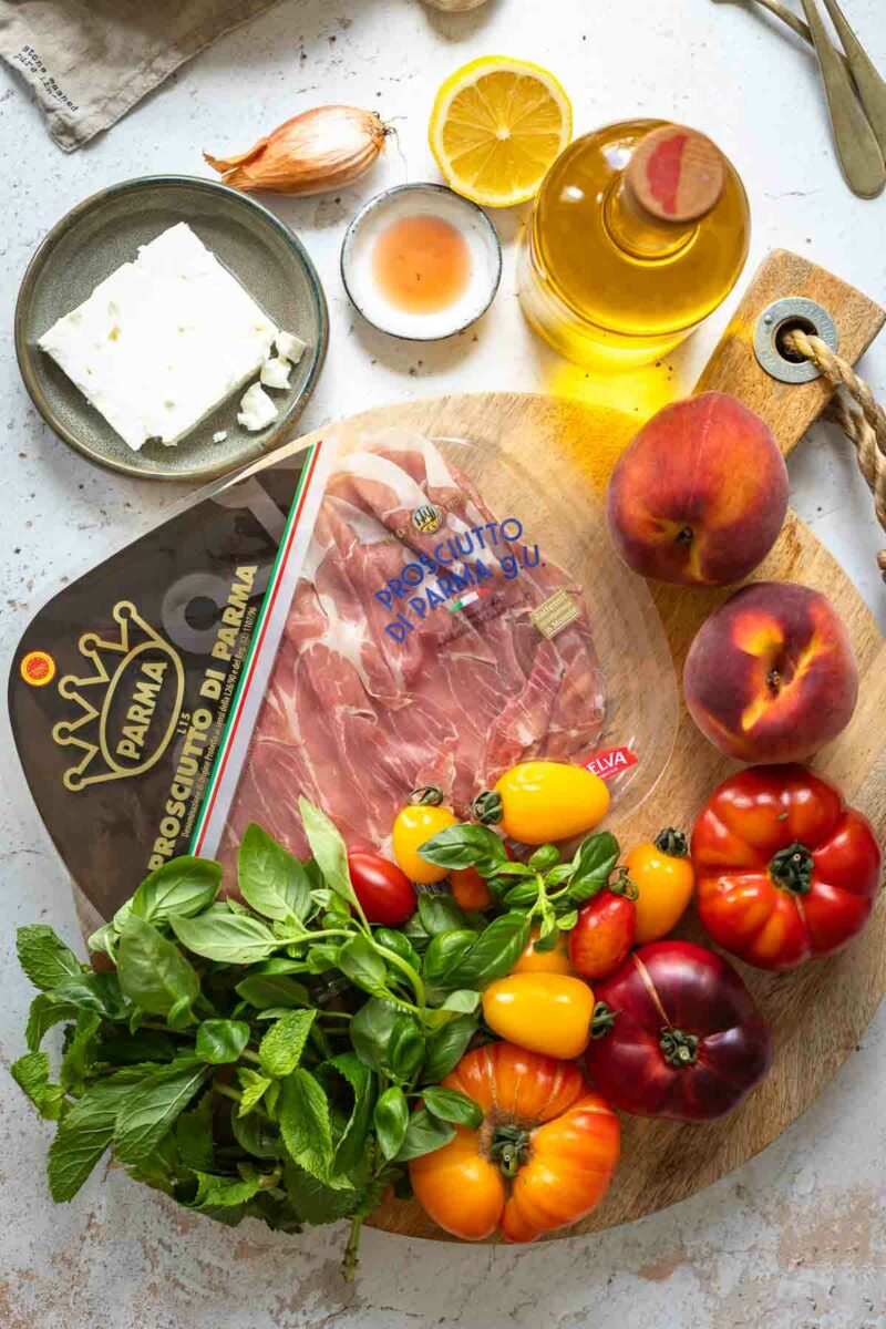 Sommersalat Zutaten, Tomaten-Pfirsich-Salat mit Parmaschinken