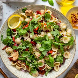 Nudelsalat mit Thunfisch Rezept ohne Mayo mit gegrilltem Paprika, getrockneten Tomaten, Kalamata Oliven und Kapern