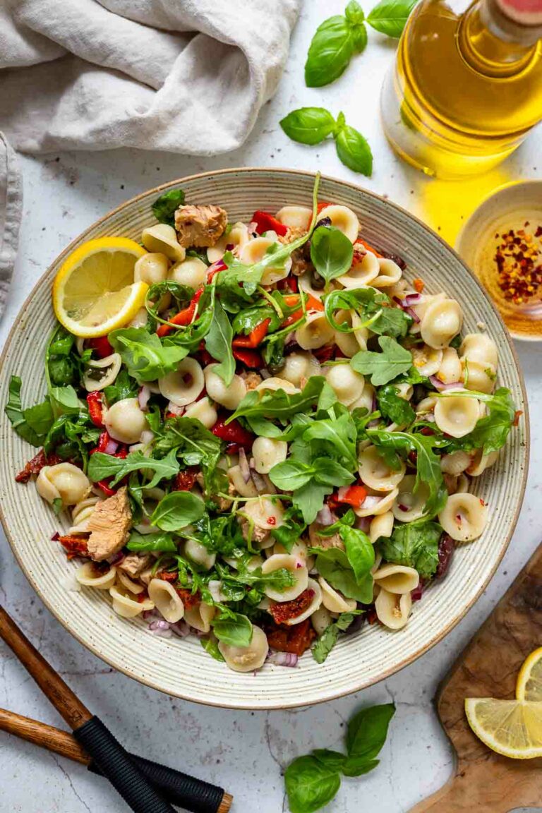 Nudelsalat mit Thunfisch Rezept ohne Mayo mit gegrilltem Paprika, getrockneten Tomaten, Kalamata Oliven und Kapern