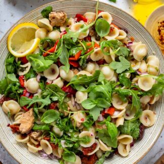 Nudelsalat mit Thunfisch Rezept ohne Mayo mit gegrilltem Paprika, getrockneten Tomaten, Kalamata Oliven und Kapern