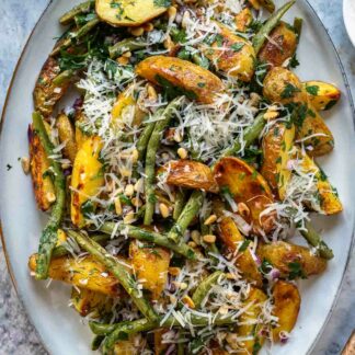 Ofenkartoffeln mit grünen Bohnen vom Blech - Einfaches Ofengericht mit viel Geschmack mit frischen Kräutern und einem Zitronen-Knoblauch-Dressing, gerösteten Pinienkernen und Parmesankäse.