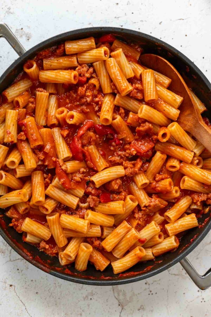 Salsiccia Pasta mit gegrillter Paprika und Tomatensauce in der Pfanne