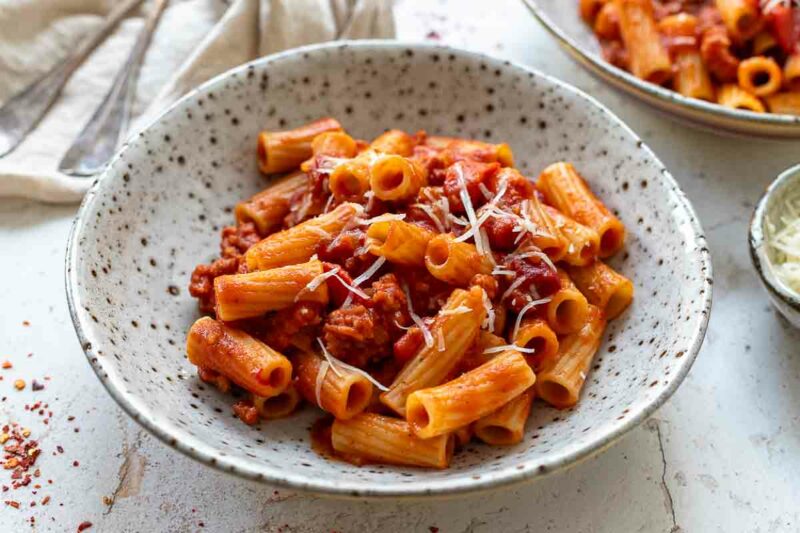 Pasta mit Salsiccia Rezept in gerösteter Paprika-Tomaten-Sauce