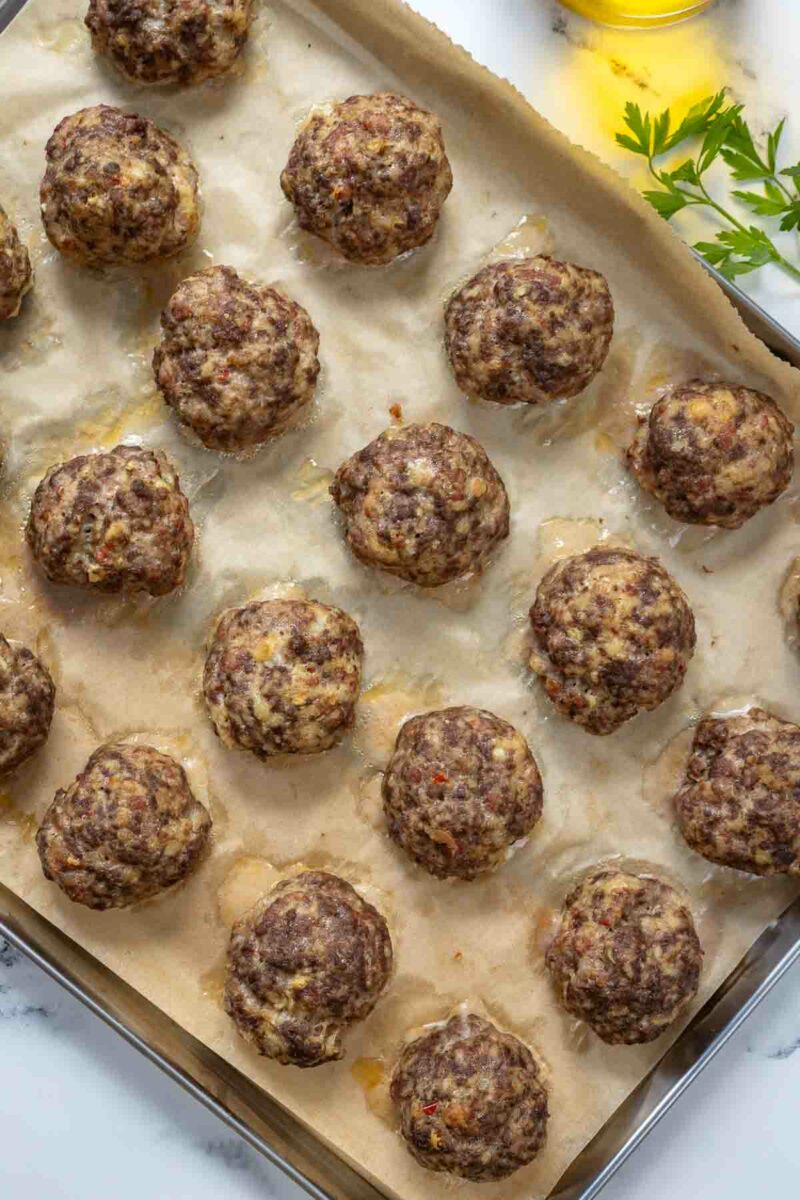 Salsiccia Hackbällchen (Fleischbällchen Rezept) auf ein Blech