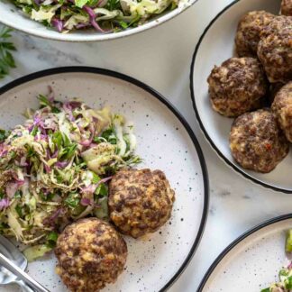 Salsiccia Hackbällchen (Fleischbällchen Rezept) mit Krautsalat serviert