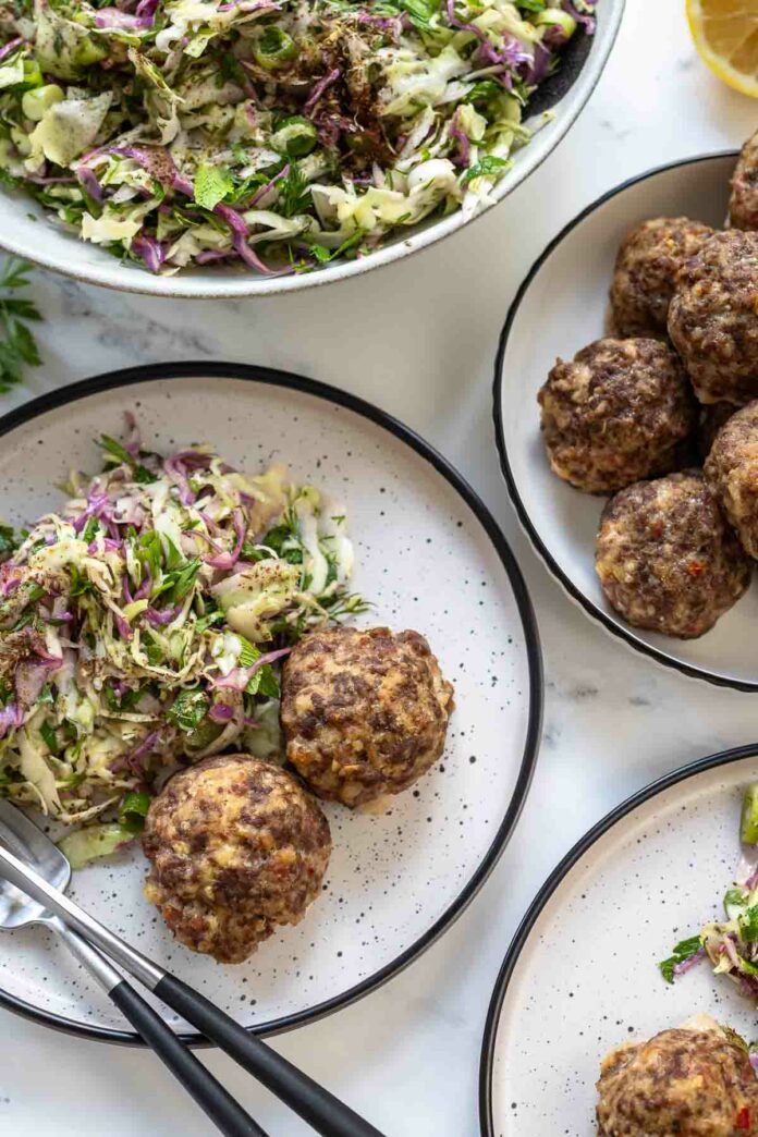 Salsiccia Hackbällchen (Fleischbällchen Rezept) mit Krautsalat serviert