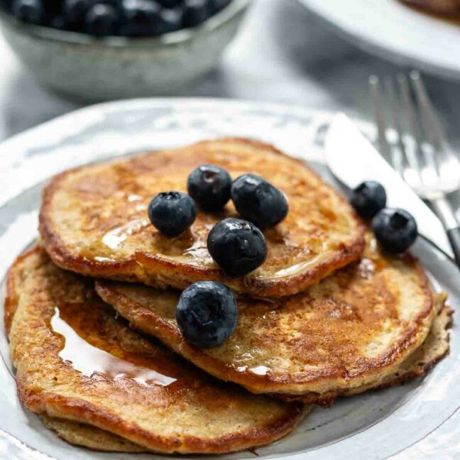 Einfache Haferflocken Pancakes mit Hüttenkäse (ohne Mehl) - Proteinreiches Rezept