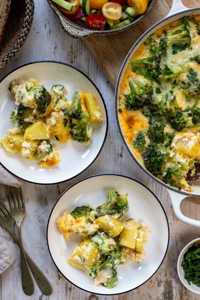 Kartoffel Brokkoli Auflauf Rezept mit Sahne-soße und Eier serviert