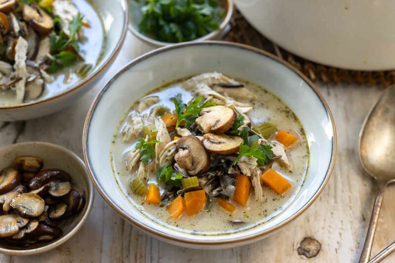 Cremige Hühnersuppe mit Wildreis und Gemüse