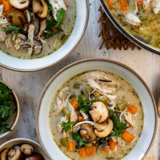 Cremige Hühnersuppe mit Wildreis und Gemüse