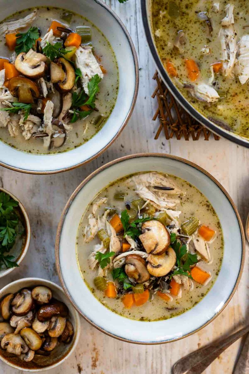 Cremige Hühnersuppe mit Wildreis und Gemüse