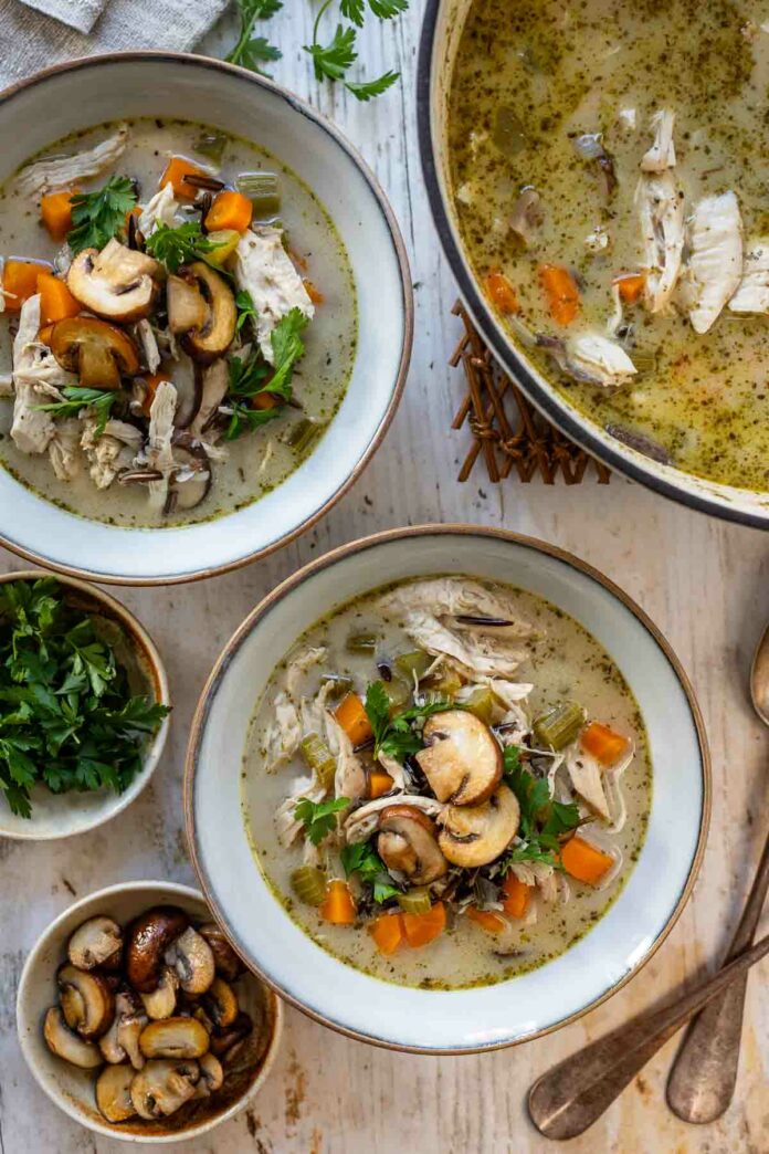 Cremige Hühnersuppe mit Wildreis und Gemüse
