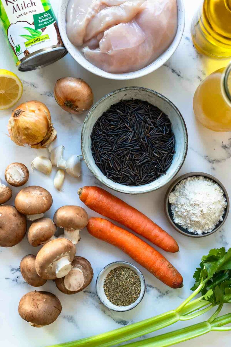 Zutaten für die Suppe mit Reis und Hähnchenbrust