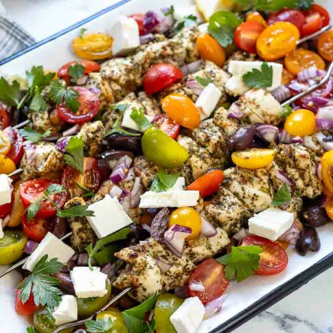 Hähnchen Souvlaki - Einfache griechische Fleischspieße Rezept mit Kichererbsen und Bauernsalat