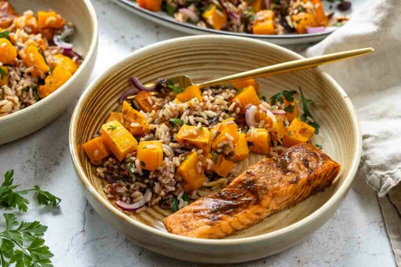 Reissalat mit Kürbis serviert mit Lachs (Butternut Kürbis Salat Rezept)
