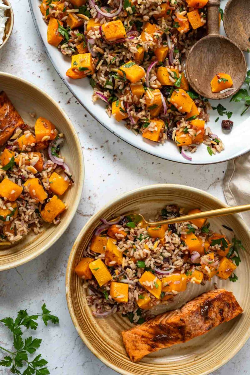 Reissalat mit Kürbis serviert mit Lachs (Butternut Kürbis Salat Rezept)