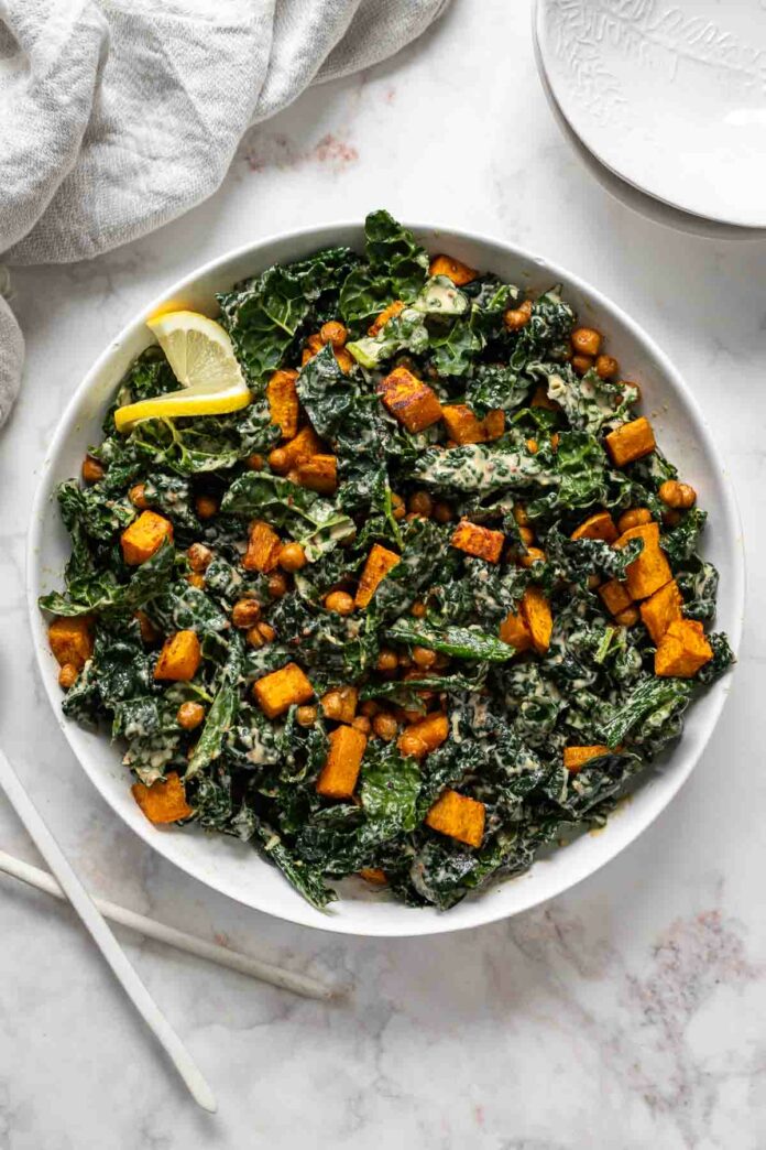 Schwarzkohl Salat mit Süßkartoffeln & Kichererbsen