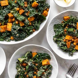 Schwarzkohl Salat mit Süßkartoffeln & Kichererbsen und veganen Caesar Dressing aus Tahini und Zitrone