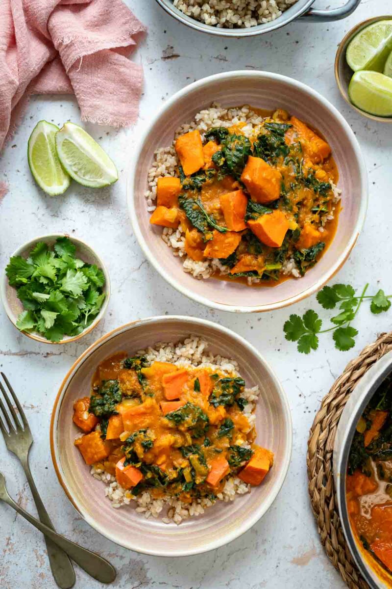 Einfach und schnelles Kürbis Curry Rezept mit Kokosmilch, serviert mit Reis