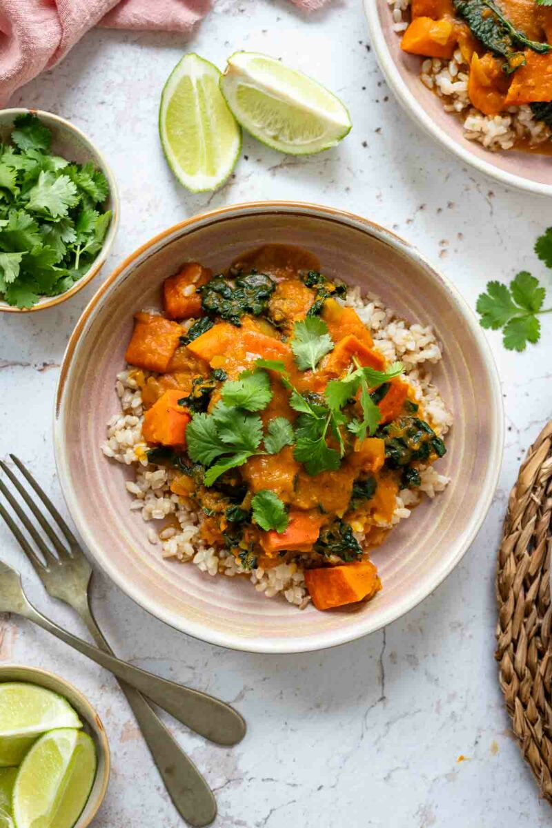 Einfach und schnelles Kürbis Curry Rezept mit Kokosmilch, serviert mit Reis