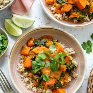 Einfach und schnelles Kürbis Curry Rezept mit Kokosmilch, serviert mit Reis