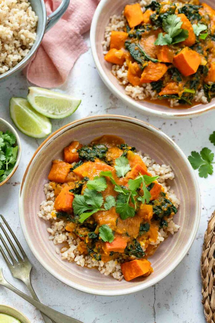 Einfach und schnelles Kürbis Curry Rezept mit Kokosmilch, serviert mit Reis