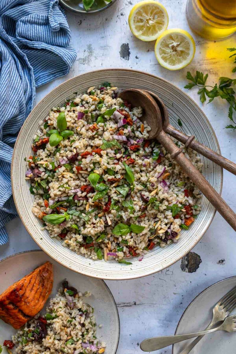 Italienischer Reissalat Rezept mit Kraüter, Mandeln, Oliven & getrockneten Tomaten serviert mit Lachs