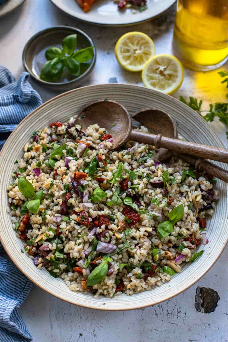 Italienischer Reissalat Rezept mit Kraüter, Mandeln, Oliven & getrockneten Tomaten
