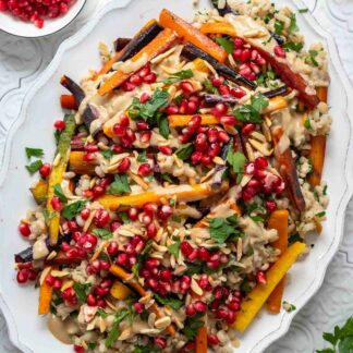 Salat mit gerösteten Karotten und Gerste Rezept für Salat mit gerösteten Karotten und Gerste (Rollgerste/Graupen) plus Mandelsplitter, Granatapfelkerne und Tahini-Dressing