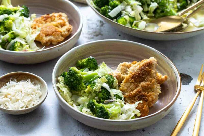 Brokkolisalat mit Puten Schnitzel