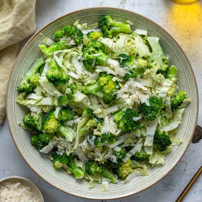 Brokkolisalat mit Caesar-Dressing 