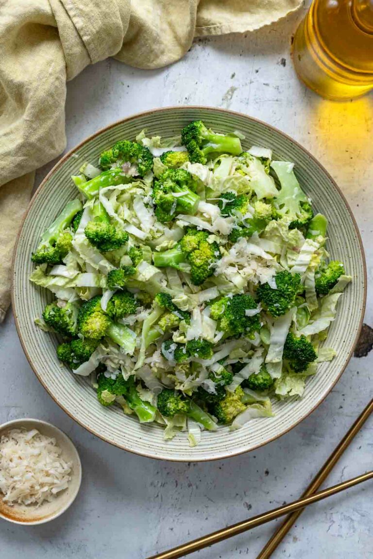 Brokkolisalat mit Caesar-Dressing 