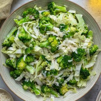 Brokkolisalat mit Caesar-Dressing 