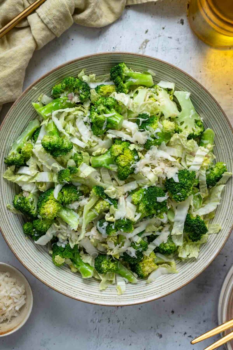 Brokkolisalat mit Caesar-Dressing