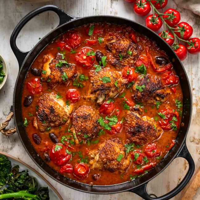 Hähnchenschenkel geschmort in Tomatensauce