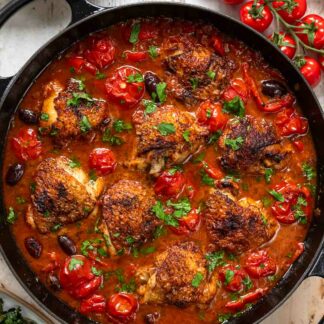 Hähnchenschenkel geschmort in Tomatensauce