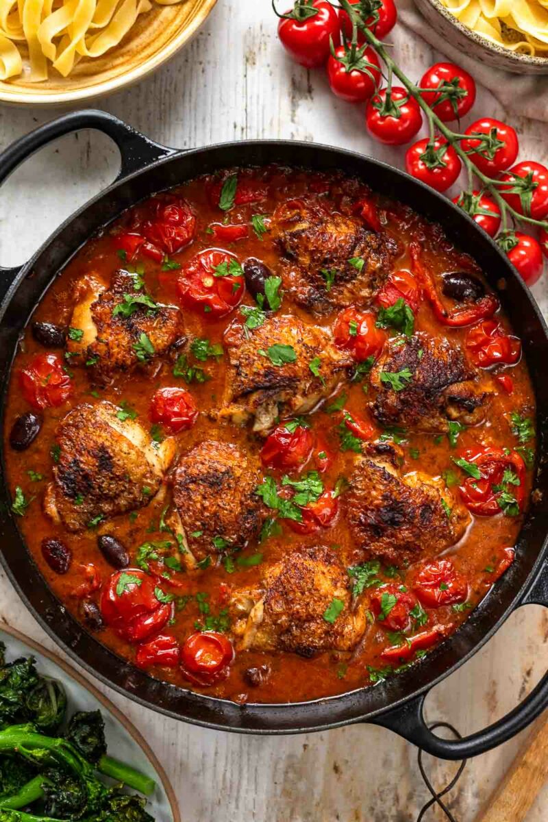 Hähnchenschenkel geschmort in Tomatensauce