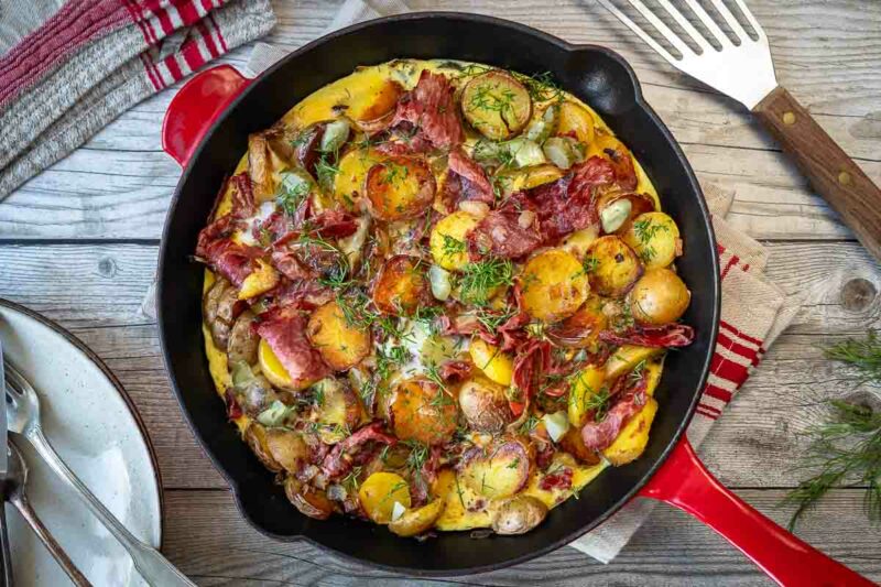 Bratkartoffeln mit Ei und Pastrami