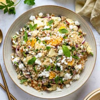 Salat mit Quinoa, Früchten, Kräuter und Feta