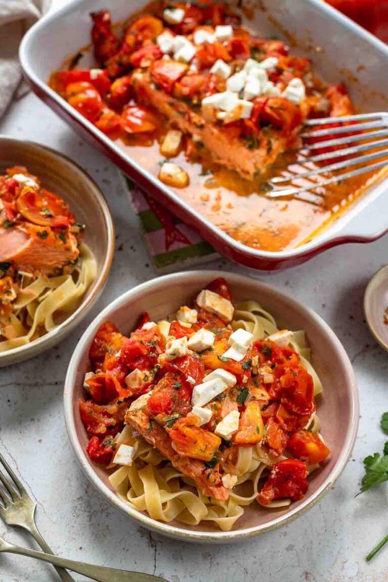 Ofenlachs mit Feta in Tomatensauce