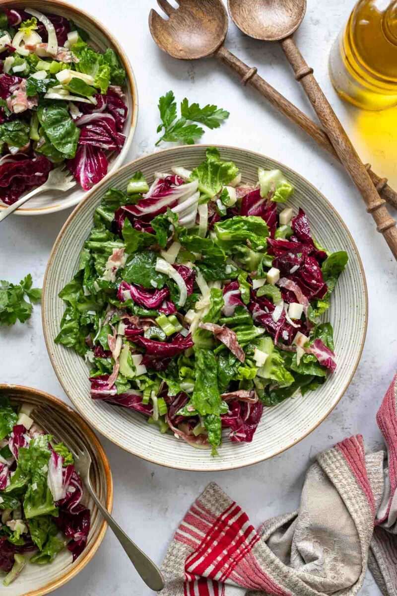 Italienischer Salat mit Salami und Käse