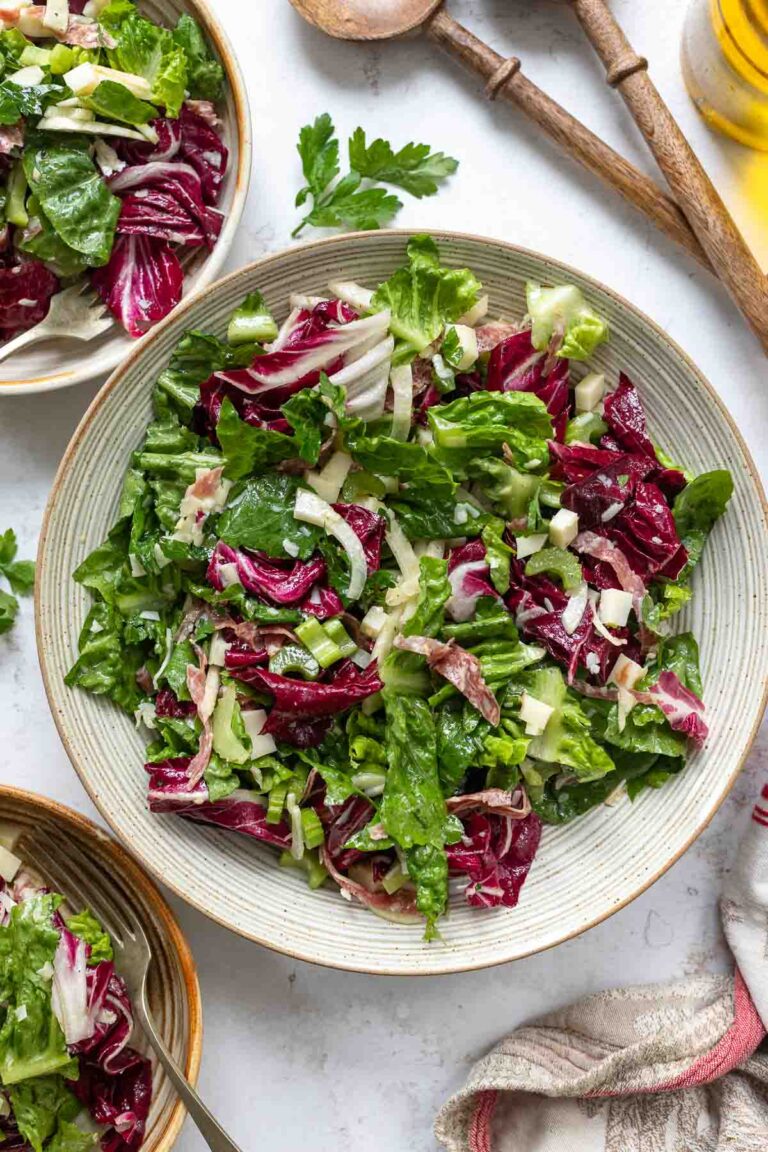 Italienischer Salat mit Salami und Käse