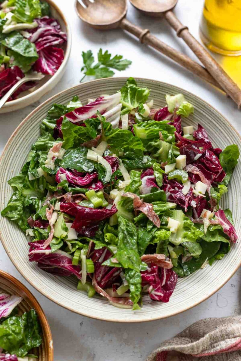 Italienischer Salat mit Salami und Käse