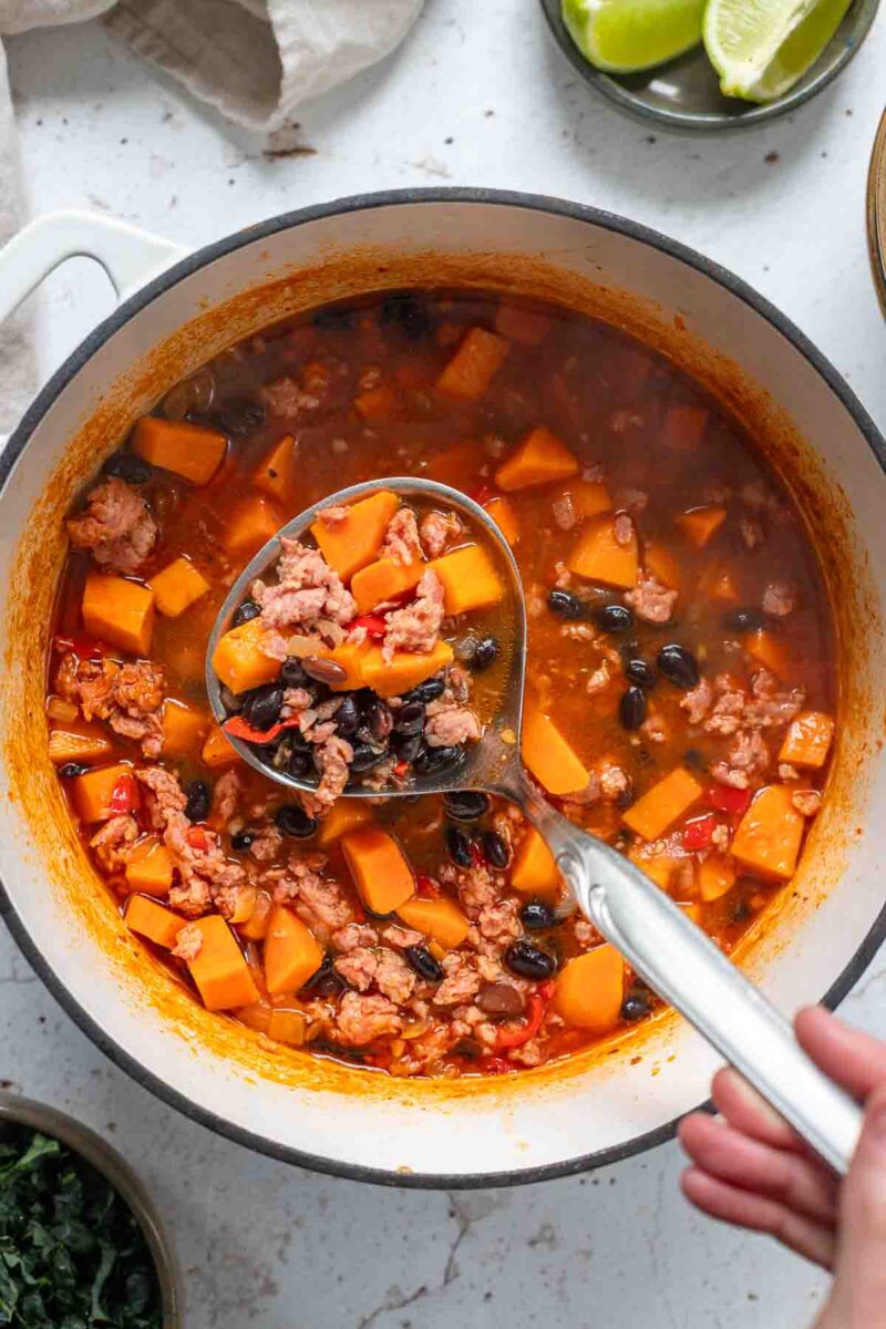 Süßkartoffel Eintopf mit schwarzen Bohnen und Salsiccia